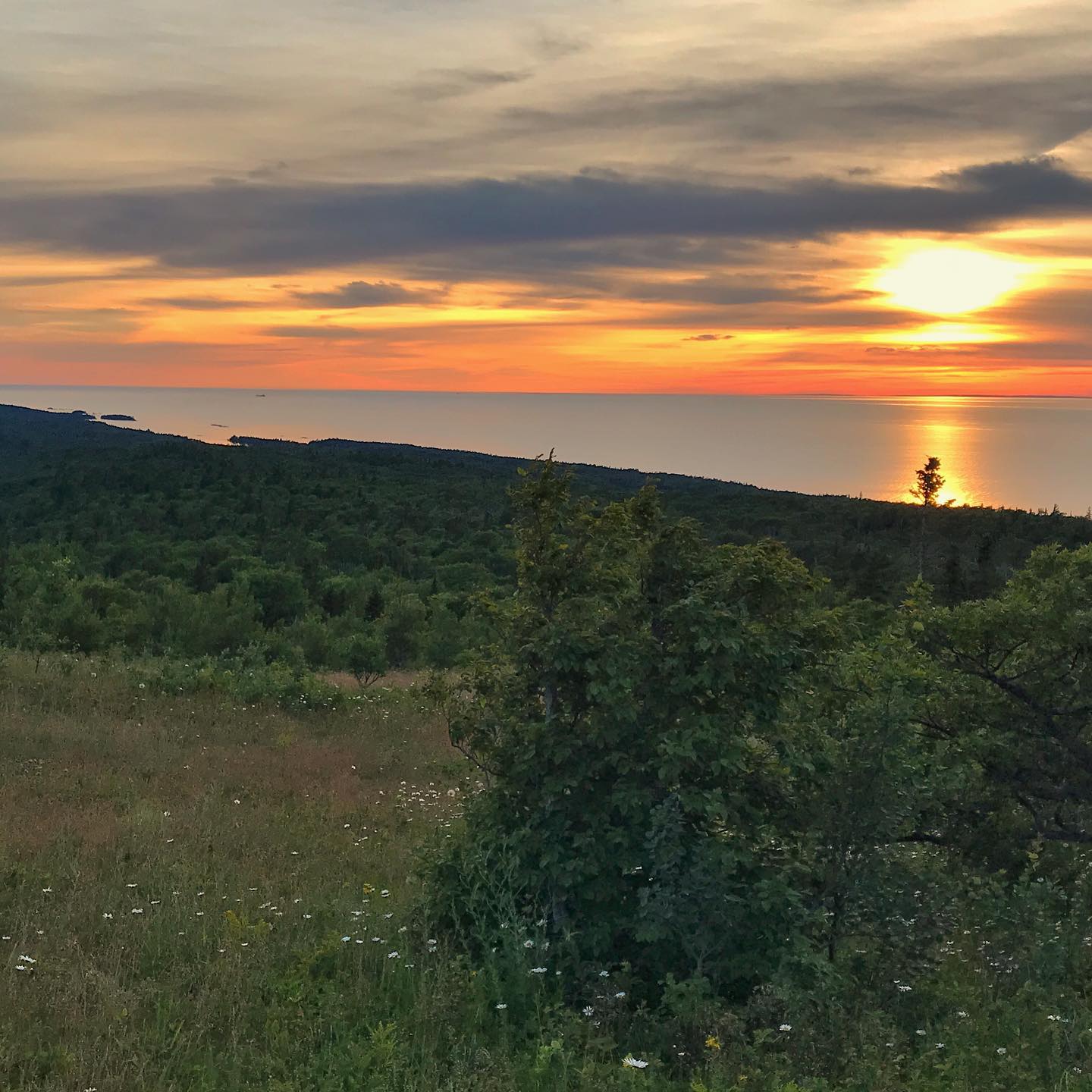 When you visit Copper Harbor, watching the sunset from Brockway Mountain is a must! Karen Karl#copperharbormi  #lakesuperior #brockwaymountain #puremichigan#lakesuperior #greatlakes #exploretheup #keweenaw #keweenawpeninsula#upperpeninsulamichigan #upperpeninsula #uppermichigan #upmichigan #puremi#copperharbormi